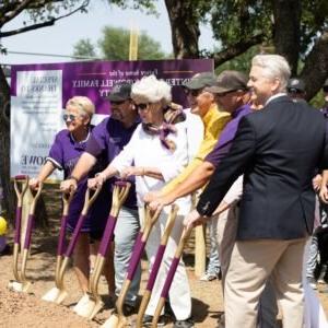 总统. Bruntmyer and donors break ground at a ceremony.